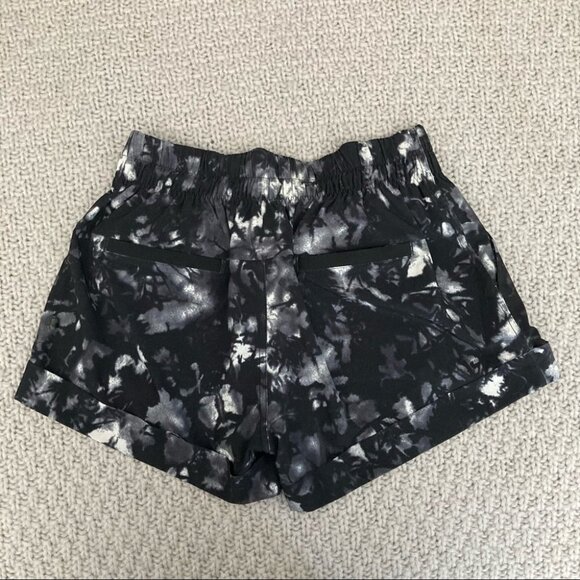LULULEMON Sz S Tie Dye Cuffed Shorts with Pockets - Picture 4 of 6